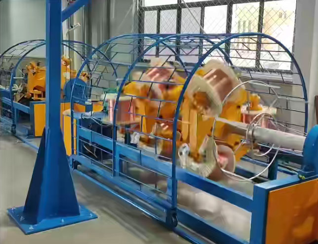 安裝在湖北億弘科技有限公司 同步叉絞單層高速繞包機(jī)組 TSJ500-6+12GR型PLC控制生產(chǎn)試機(jī)現(xiàn)場(chǎng)