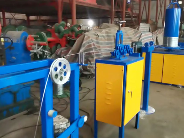散裝鋼絲主動(dòng)放線復(fù)繞計(jì)米機(jī)組 SDFR300/1000型生產(chǎn)現(xiàn)場(chǎng)
