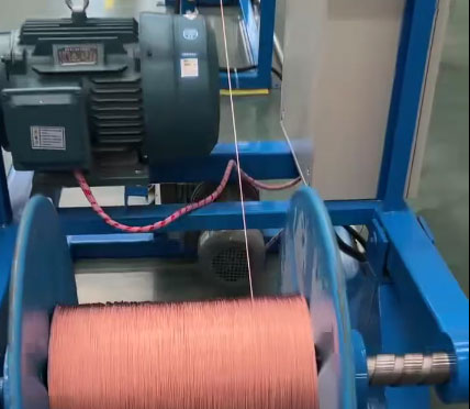 安裝在浙江泰鎰新材料有限公司 主動(dòng)放線復(fù)繞機(jī)組ZDFR630-630型生產(chǎn)現(xiàn)場